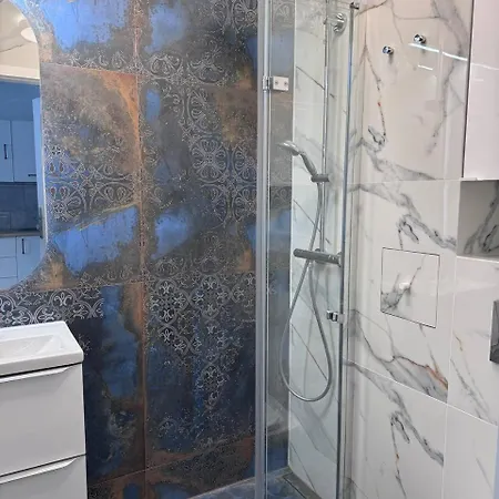 Solidarnosci, Metro, Wi-fi, Tv, Youtube - By Hik شقة